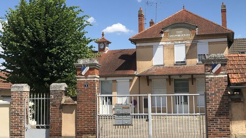 Relais de poste, carrefour et ancienne mairie /école